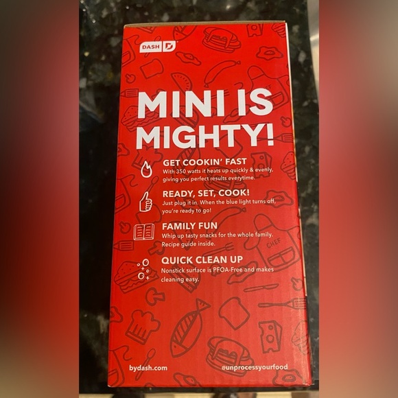 Dash Heart mini Waffle Maker - Picture 2 of 3